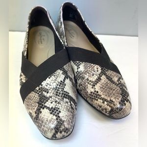 Clarks- Ultimate comfort-Snake Skin print‎ Shoes, Size:7-1/2, Pre-Owned